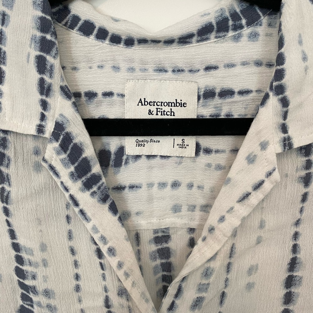 A&F TIE DYE KNOTTED BUTTON DOWN TOP